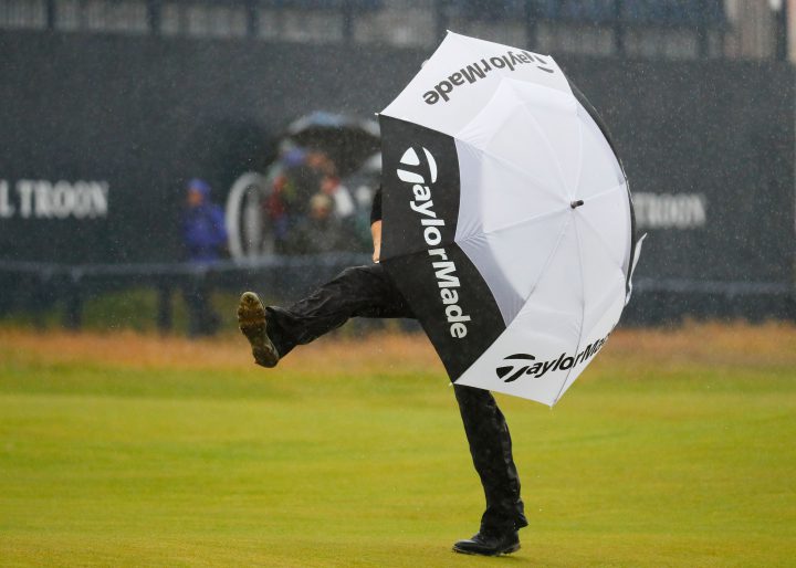 Golfen bei Regen – nicht nur bei uns in Deutschland, auch in Großbritannien gibt es gelegentlich viel niederschlag – so auch meistens bei der Open Championship. Unter dem Schirm schützt sich Jamie Donaldson bei der Open in Troon 2015 vor Regen. (Foto: Getty Images)