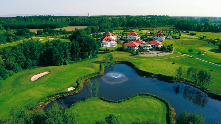 Wein oder Wasser: Durch die typische Hügellandschaft führt die bekannte Elsässer Weinstraße, auf den Golfplätzen wie hier GC Soufflenheim kommt hingegen viel Wasser ins Spiel