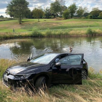 Auto im Teich festgefahren