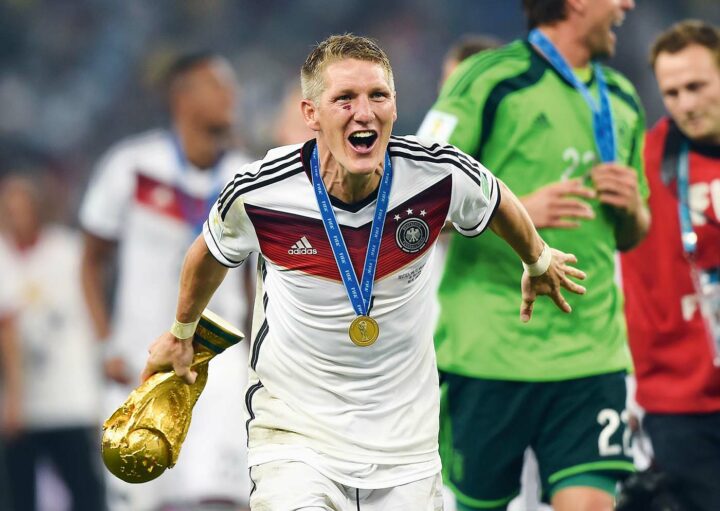 Schweinsteiger mit WM-Pokal