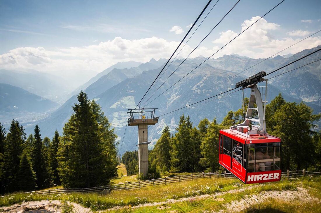 Mit der Seilbahn in die Berge