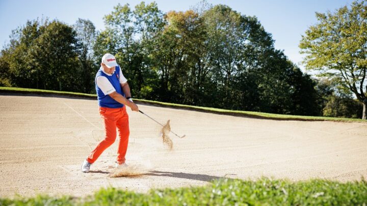 So geht es aus dem Fairway-Bunker