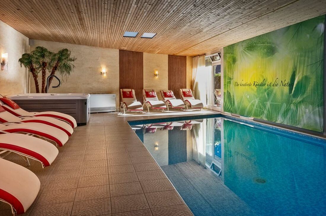 Indoor-Pool im Hotel Hirzer