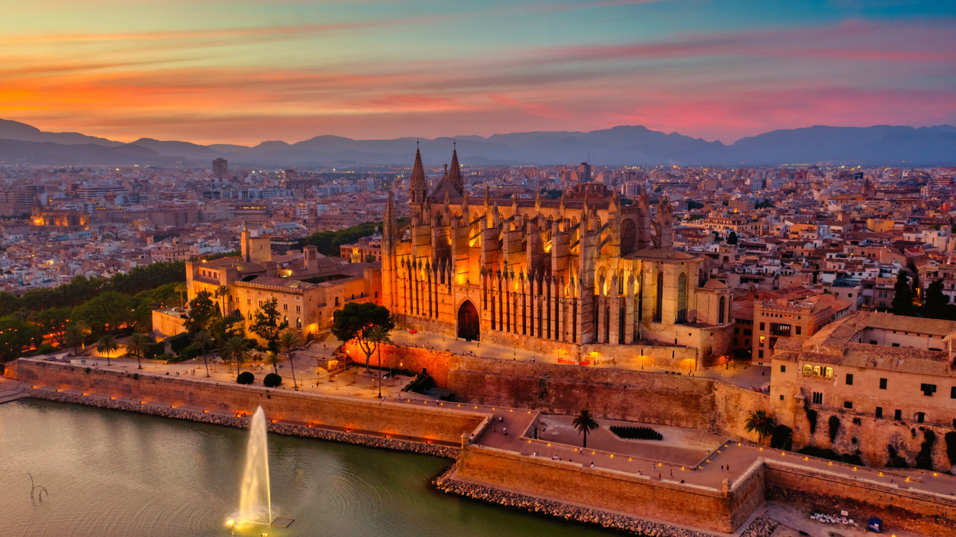 The,Cathedral,La,Seu,At,Sunset,In,Palma,De,Mallorca,